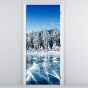 Fototapeta na drzwi - Zamarznięte jezioro i ośnieżone drzewa (95x205cm)