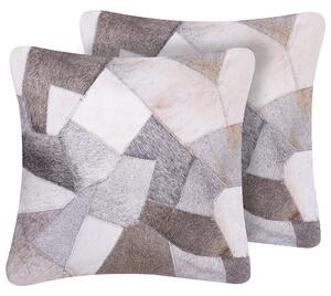 Dwie poduszki dekoracyjne patchwork w łaty 45 x 45 cm skóra bydlęca szare Neeloor Beliani