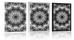 Plakat Mandala z ciekawymi elementami w tle w czarno-białym kolorze