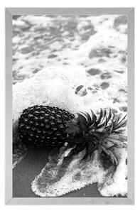Plakat ananas w fali oceanicznej w czarno-białym wzornictwie