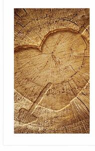 Plakat z passe-partout rzeźbione serce na pniu drzewa