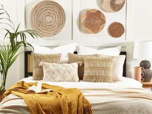 Poduszka dekoracyjna bawełna 45 x 45 cm w paski beżowo-biała Salix Beliani