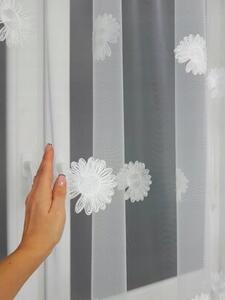 Firana gotowa z siateczki z haftowanymi stokrotkami 300x150 cm