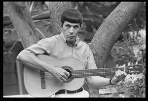 Fotografia Leonard Nimoy plays guitar 1966, Suero, Orlando