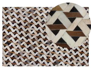 Dywan brązowy z szarym skórzany patchwork z łat geometryczny 140 x 200 cm Tuglu Beliani