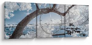Obraz ośnieżonego drzewa nad wodą (z zegarem) (90x30 cm)