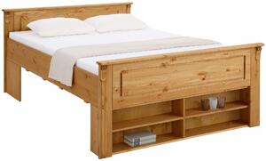 Zdobione, drewniane łóżko z urokliwymi półkami