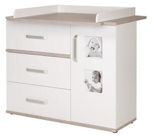 Biała niska komoda dziecięca w dekorze wiązu z przewijakiem 117x102 cm Moritz – Roba