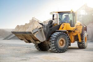 Ilustracja Digger working at quarry, Westend61