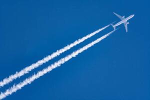 Ilustracja The airplane flying in the blue sky in Japan, Taro Hama @ e-kamakura