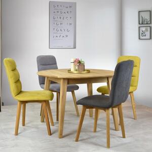Okrągły drewniany stół i krzesła