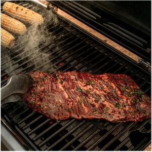 Grill ogrodowy gazowy WEBER Traveler 1501742 Zamykany, żeliwny ruszt, półki boczne, termometr