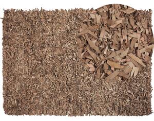 Ręcznie tkany dywan skórzany shaggy 140 x 200 cm beżowy Mut Beliani