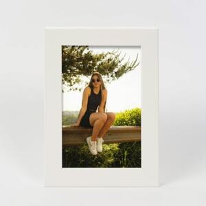 Biała ramka na zdjęcia w rozmiarze 10x15 cm FRAMAI®
