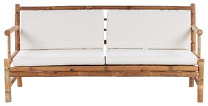 Zestaw mebli ogrodowych sofa dwa fotele stolik bambusowy z poduchami biały Riccione Beliani