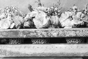 Obraz czarno-białych kwiatów w pudełku bez serca