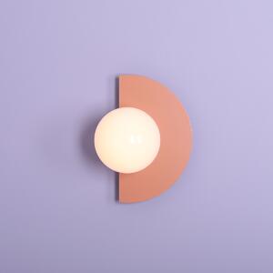 Koralowa lampa ścienna Loop z mlecznobiałym kloszem