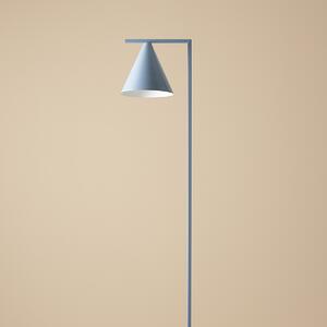 Niebieska lampa stojąca z dużym, stożkowym kloszem Form