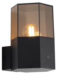 Zewnetrzna Czarna lampa ścienna zewnętrzna z sześciokątnym szkłem dymionym i czujnikiem zmierzchu - Dania Oswietlenie zewnetrzne