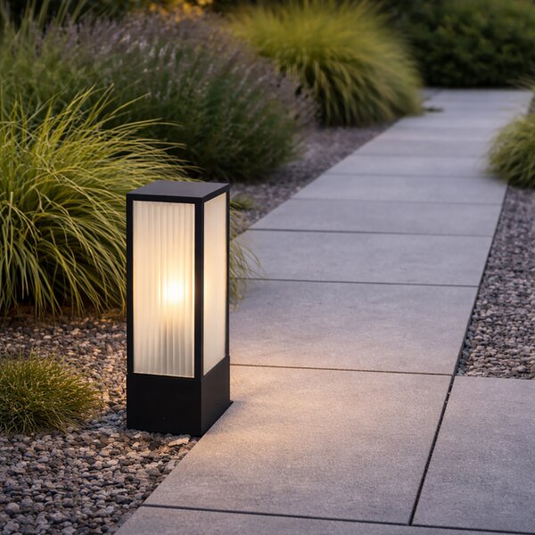 Stojąca lampa ogrodowa czarna z żebrowanym szkłem 40 cm IP44 - Charlois