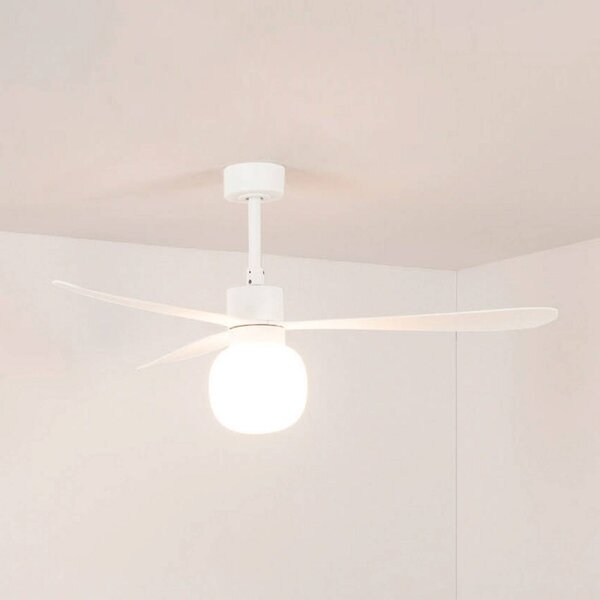 FARO BARCELONA Wentylator sufitowy LED Amelia Ball L, biały, prąd stały, cichy, 132 cm Ball, możliwość ściemniania, biały / opal, salon / jadalnia, tworzywo sztuczne, nowoczesny