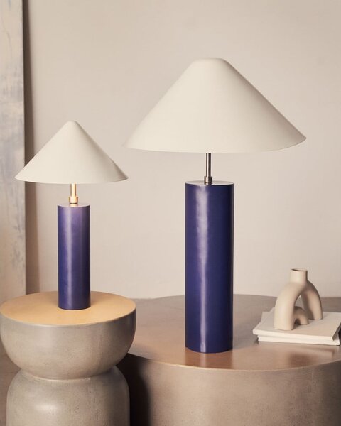 Ciemnoniebieska lampa stołowa z metalowym kloszem (wysokość 42 cm) Shiva – Kave Home