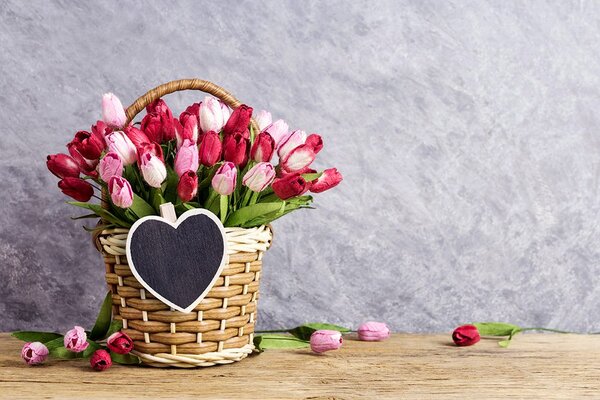 Fototapeta tulipany w drewnianym koszu