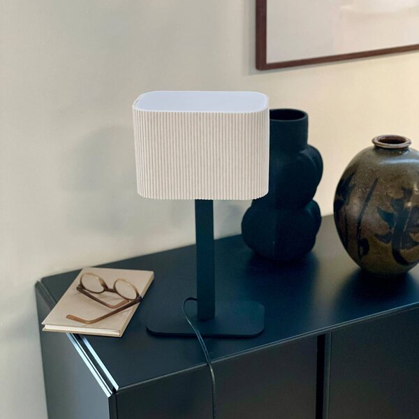 Dyberg Larsen Lampa stołowa Calix, naturalna biel, wysokość 39 cm Calix, biały / opal, salon / jadalnia, tkanina / materiał / jedwab, design