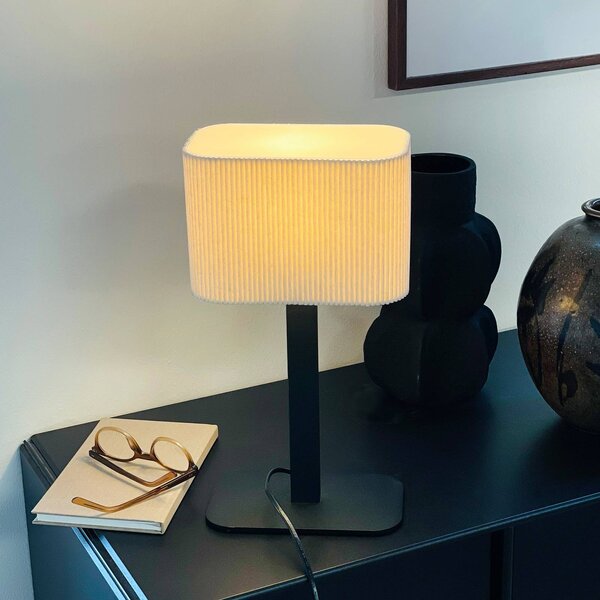 Dyberg Larsen Lampa stołowa Calix, naturalna biel, wysokość 39 cm Calix, biały / opal, salon / jadalnia, tkanina / materiał / jedwab, design