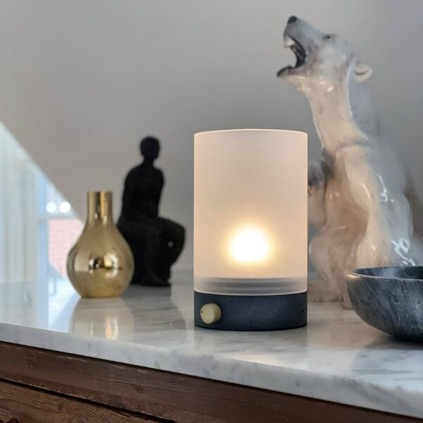 Dyberg Larsen Lampa stołowa design Cozy, możliwość ściemniania, aluminiowy / szary / cynkowy, salon / jadalnia, beton, design