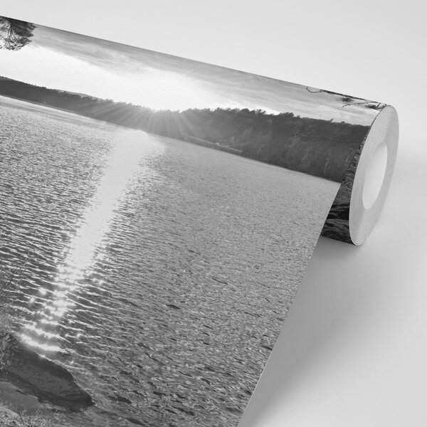 Fototapeta zachód słońca nad jeziorem w czerni i bieli