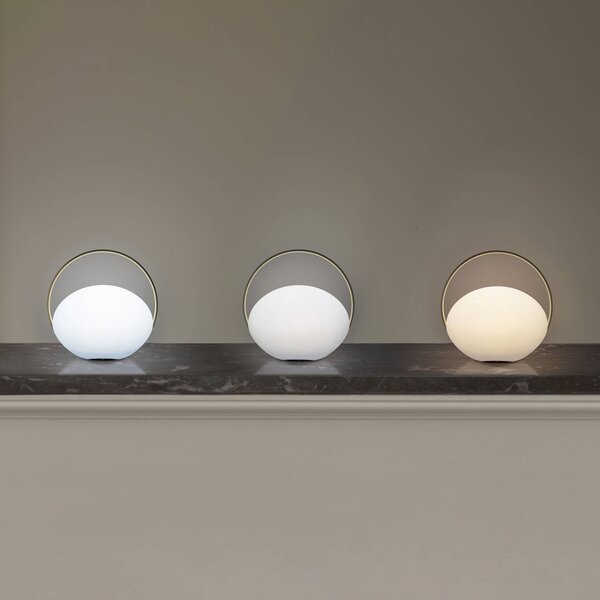 UMAGE lampa stołowa LED z akumulatorem Orbit, biała/mosiężna, IP44, CCT możliwość ściemniania, biały / opal, salon / jadalnia, tworzywo sztuczne, design