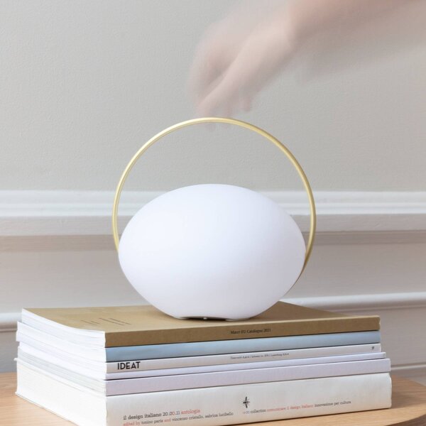 UMAGE lampa stołowa LED z akumulatorem Orbit, biała/mosiężna, IP44, CCT możliwość ściemniania, biały / opal, salon / jadalnia, tworzywo sztuczne, design