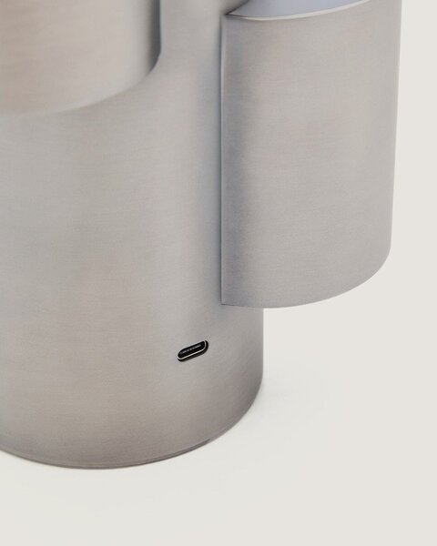 Metalowa lampa stołowa LED ze ściemniaczem w kolorze srebra (wysokość 26,5 cm) Adrina – Kave Home