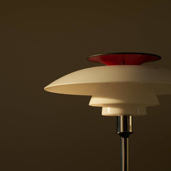 Louis Poulsen LED-Akkutischlampe PH 80, biały/czerwony/chrom IP44 możliwość ściemniania, aluminiowy / szary / cynkowy, salon / jadalnia, aluminium, skandynawski