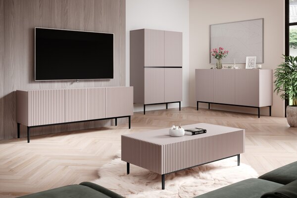 Komoda Nicole 150 cm trzydrzwiowa z ryflowanym frontem - antyczny róż MDF / czarne nóżki