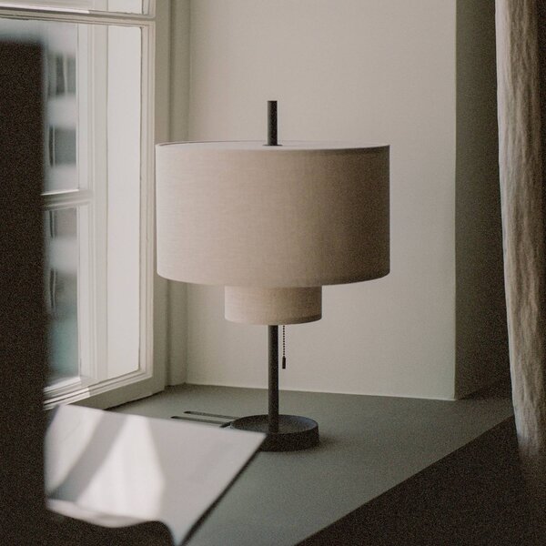 New Works Lampa stołowa Margin, kremowy / amber, salon / jadalnia, tkanina / materiał / jedwab, design