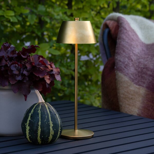 Konstsmide Lampa stołowa LED z akumulatorem Eze, matowo-złota, 32 cm, IP54, USB możliwość ściemniania, mosiężny / złoty, salon / jadalnia, aluminium, nowoczesny