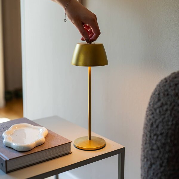 Konstsmide Lampa stołowa LED z akumulatorem Eze, matowo-złota, 32 cm, IP54, USB możliwość ściemniania, mosiężny / złoty, salon / jadalnia, aluminium, nowoczesny