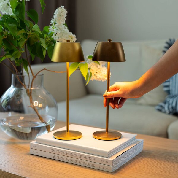 Konstsmide Lampa stołowa LED z akumulatorem Eze, matowo-złota, 32 cm, IP54, USB możliwość ściemniania, mosiężny / złoty, salon / jadalnia, aluminium, nowoczesny