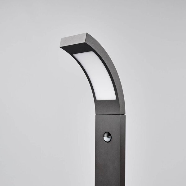 Słupek oświetleniowy LED Juvia, 100 cm, czujnik ruchu, IP54 Juvia Lucande, czarny, aluminium, nowoczesny
