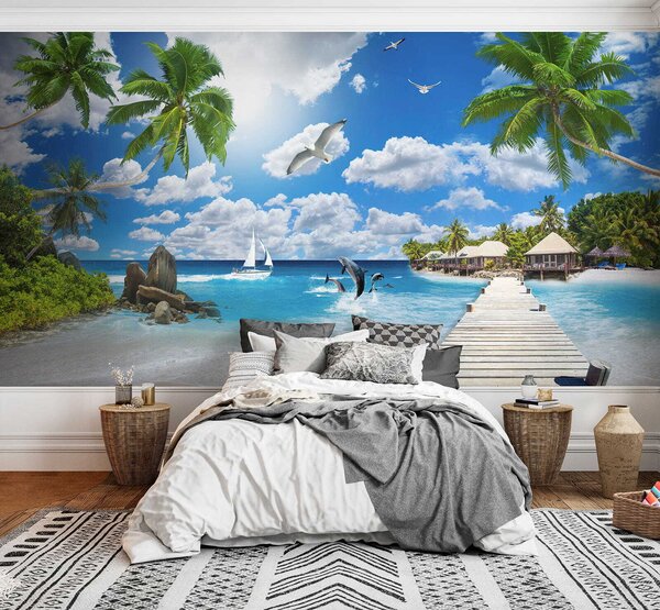 Fototapeta Drewniany dok z palmami i plażą z łodziami i delfinami, Fototapety Natura, Popularne Fototapety, u06969 - Tapeko.pl