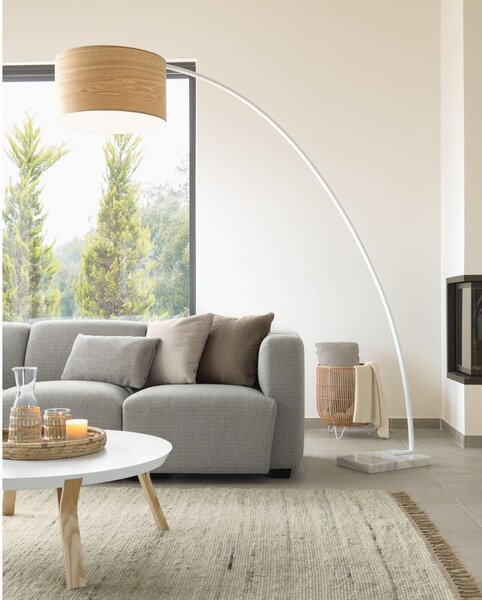 Biała/w naturalnym kolorze lampa stojąca z drewnianym kloszem (wysokość 210 cm) Juhe Ash – Kave Home