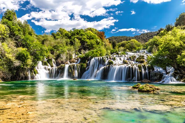 Fototapeta Park Narodowy Krka otoczony drzewami i błękitnym niebem, Fototapety Natura, Popularne Fototapety, u55775 - Tapeko.pl