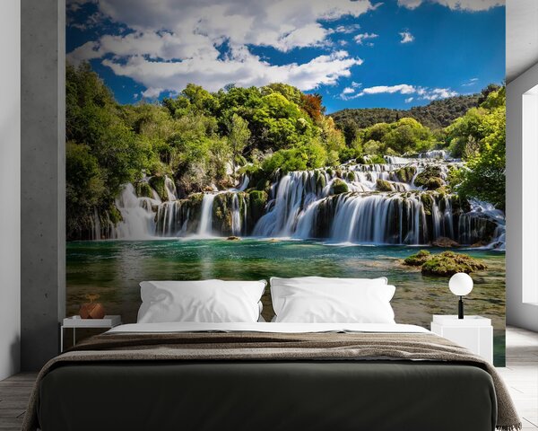 Fototapeta Park Narodowy Krka otoczony drzewami i błękitnym niebem, Fototapety Natura, Popularne Fototapety, u55775 - Tapeko.pl