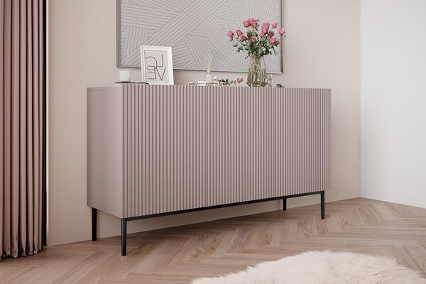 Komoda Nicole 150 cm trzydrzwiowa z ryflowanym frontem - antyczny róż MDF / czarne nóżki