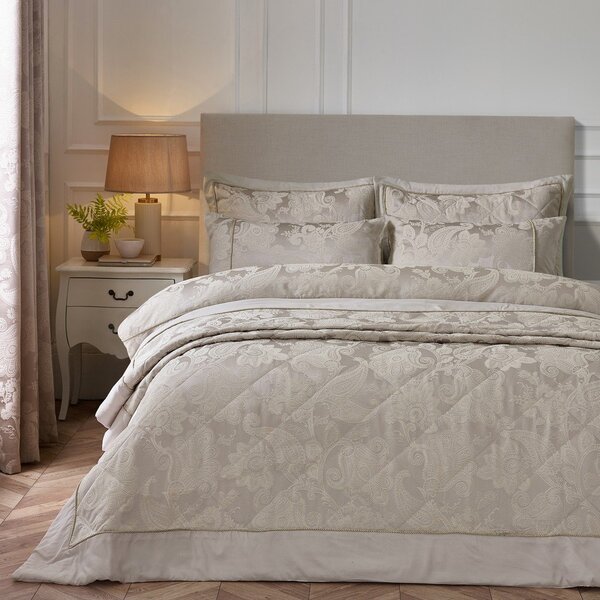 Beżowa narzuta pikowana żakardowa 240x260 cm Opulent Jacquard – Catherine Lansfield