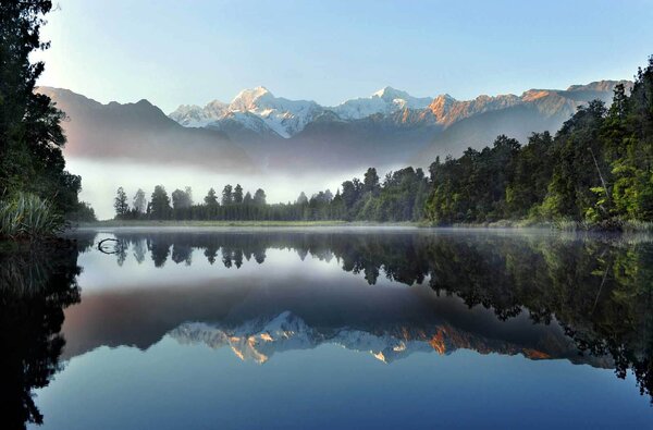 Fototapeta Jezioro z drzewami i górami w tle, Fototapety Natura, Popularne Fototapety, u53417 - Tapeko.pl