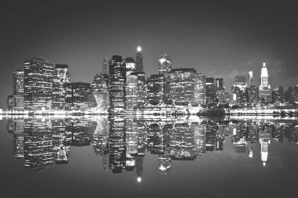 Fototapeta Panorama miasta nocą ze światłami odbijającymi się w wodzie, Fototapety Architektura, Popularne Fototapety, u56970 - Tapeko.pl