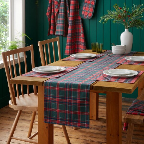 Bawełniany bieżnik ze świątecznym motywem 220x32 cm Christmas Tartan Check – Catherine Lansfield